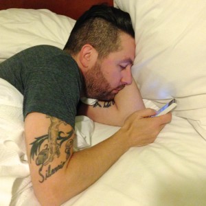 mann im bett mit smartphone